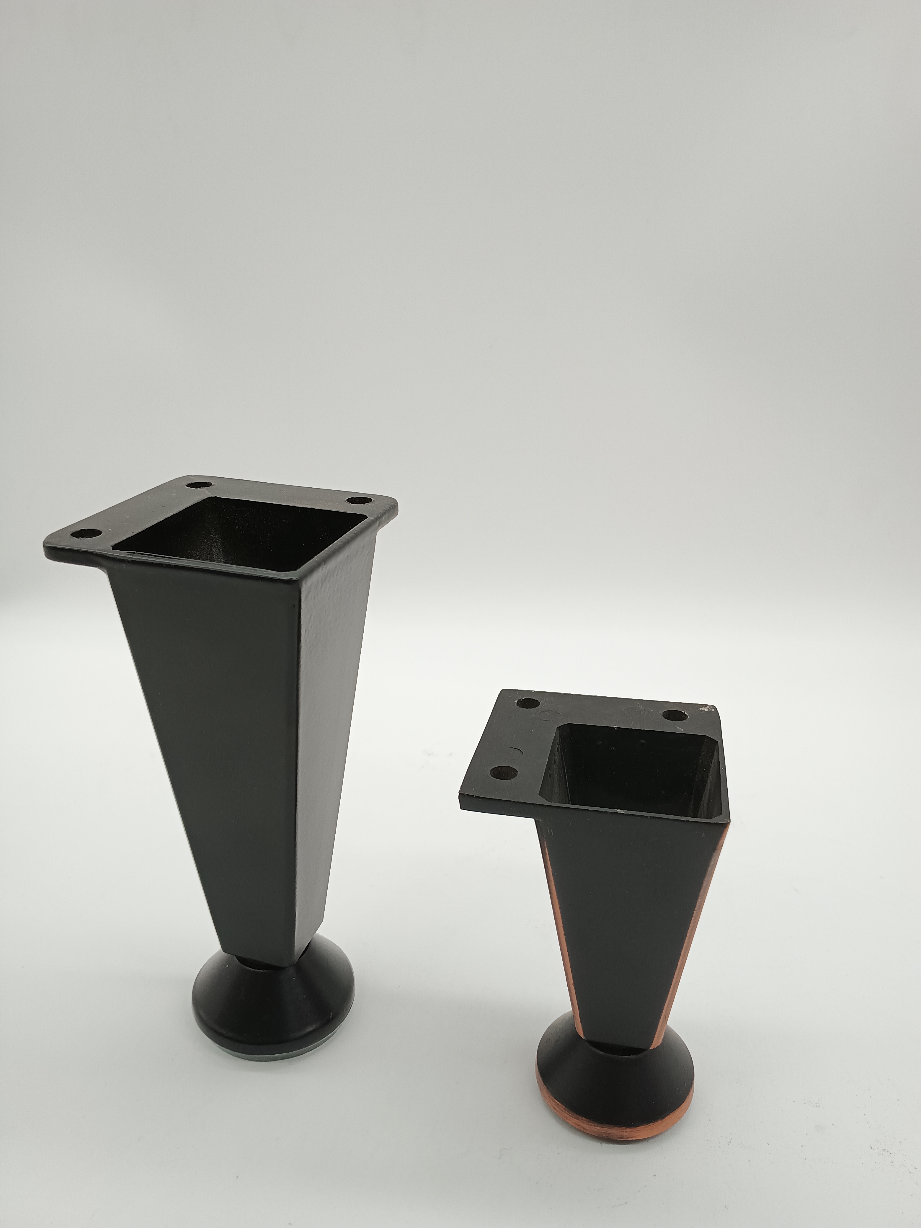 Piedini del divano del tavolo dell'armadio delle gambe del divano in lega di zinco del triangolo a forma di Y per le gambe del divano dell'hardware domestico 