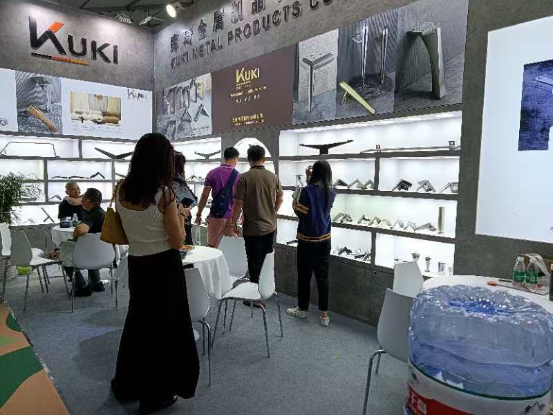 Le gambe dei divani KUKI brillano alla fiera internazionale del mobile di Shanghai Pudong